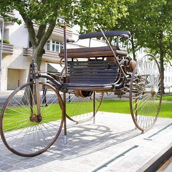 Benz-Patentwagen als Bronze-Denkmal in Mannheim. Foto: Auto-Reporter/Daimler